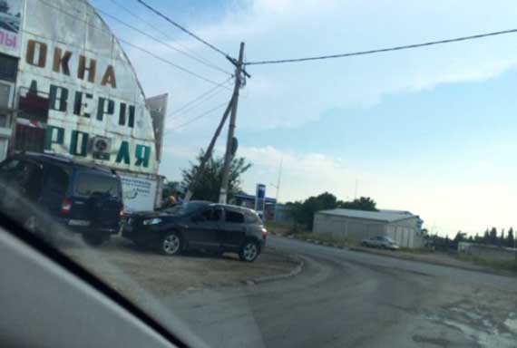 Разбитое стекло и руки за спиной в наручниках. Задержание неизвестного человека на кроссовере «Ниссан», предположительно, производила группа спецподразделения «Беркут» управления МВД по Севастополю. Инцидент произошел в пятницу 1 июля, примерно в 18 часов.
