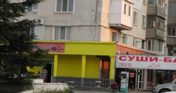 - В цокольном этаже нашего дома находится бар «PoLLO», а с ноября 2015 года собственник помещения сдал в аренду соседнее помещение под еще один бар – «Lili», - без получения согласия жильцов дома, - начали рассказывать обеспокоенные жители.