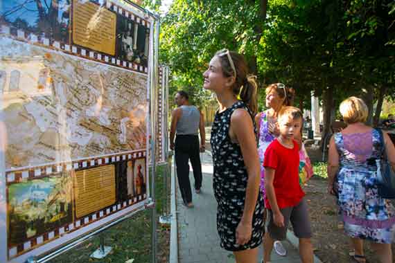 В этом году музей-заповедник «Херсонес Таврический» присоединился ко всероссийской акции «Ночь кино – 2016», приуроченной ко Дню российского кинематографа и празднованию Года российского кино в России.