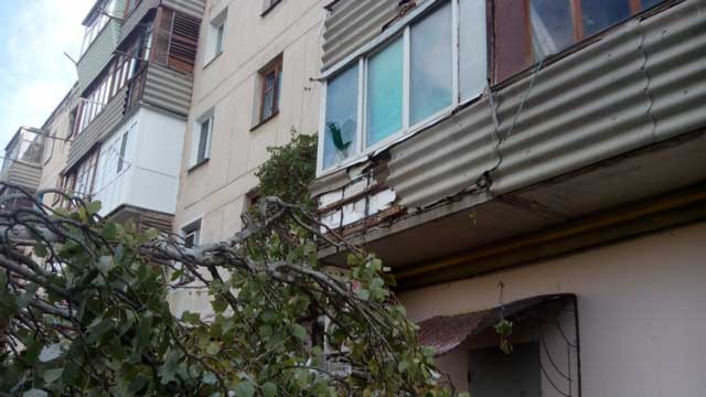 Кроме этого, деревом содран шифер с обрамления балконов второго и третьего этажей, разбито стекло и поврежден козырек подвала.