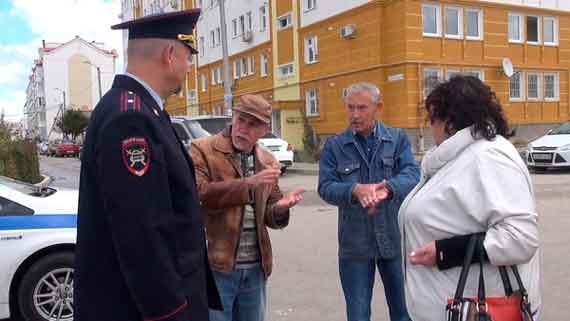 Возле дома №11 по проспекту Античный в Гагаринском районе прошло совместное мероприятие по демонтажу незаконно установленных парковочных блокираторов. Среди присутствующих были представители управляющей компании, обслуживающей прилегающую территорию указанного дома, депутат Гагаринского районного совета, жильцы дома и сотрудники ОГИБДД г. Севастополя.