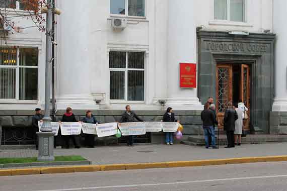 Сегодня у дверей заксобрания прошел митинг «Союза предпринимателей Севастополя».
