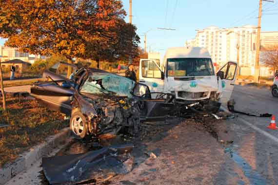 19 октября в 6.50 32-летний водитель автомобиля «Мазда», двигаясь по ул. Руднева, выехал на полосу встречного движения, где произвел столкновение с маршрутным транспортным средством под управлением 45-летнего водителя, сообщают Севастопольские новости.