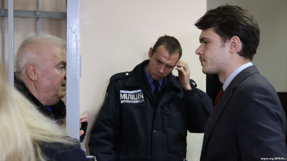 Экс-депутат севастопольского горсовета Владимир Галичий​ (л) и прокурор Олег Данилин (п)