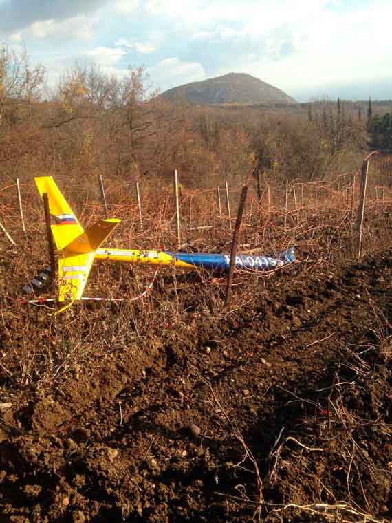 «В районе населенного пункта Виноградное обнаружен упавший вертолет. На его борту находились два человека - мужчина и женщина. Они погибли», - сказал представитель ГУ МЧС.