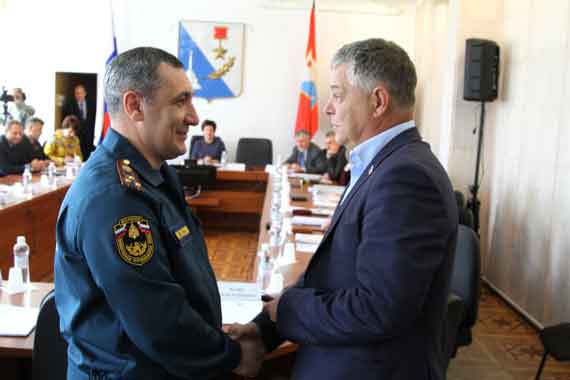 Сегодня начальник Главного управления МЧС России по г. Севастополю Сергей Клименко вручил депутатам Законодательного собрания ведомственными нагрудные знаки МЧС России «Участнику ликвидации последствий ЧС», сообщают Новости Севастополя.