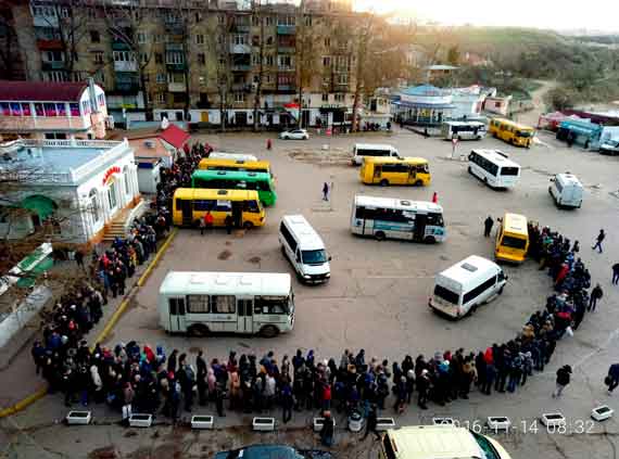 На Северной стороне города утром наблюдалась огромная очередь – люди спешили уехать на работу, в институты, в школы.