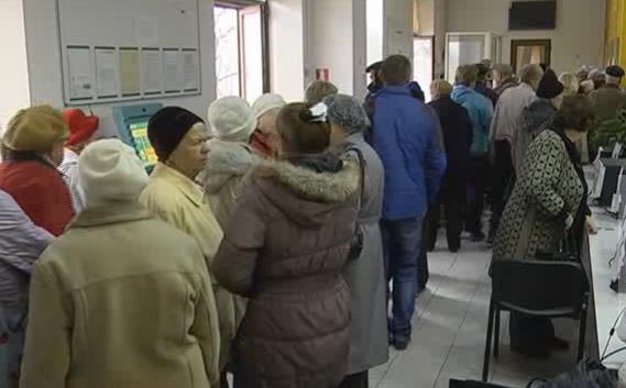 Жители Севастополя недовольны работой Единого информационно-расчётного центра. Для оплаты коммунальных услуг им приходится стоять в длинных очередях. Многие пенсионеры не выдерживают – им становится плохо, они уходят, так и не пообщавшись с оператором. Осенью ситуация значительно ухудшилась. Люди приходят оплачивать квитанции за капитальный ремонт. В такой ситуации руководство расчетного центра вынуждено срочно искать способы решения проблемы.