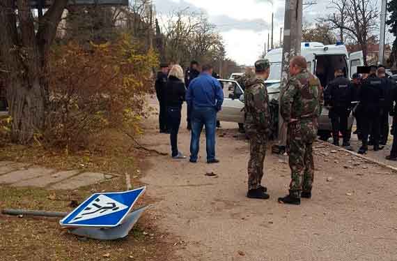 Сегодня утром, 13 ноября, в Севастополе на улице Паршина произошла авария с участием легкового автомобиля. По сообщениям очевидцев, травмированного водителя забрала карета «скорой помощи», поврежденный автомобиль восстановлению не подлежит.