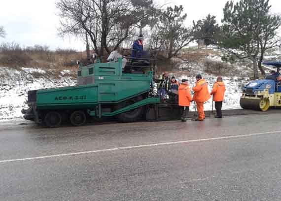 В Севастополе асфальт укладывается поверх снега