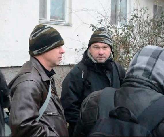 Кроме этого было человек двадцать в строительных касках и жилетах с инструментами для взламывания дверей. И гоблины в одинаковых камуфляжных балаклавках, с рюкзаками и спальными ковриками, чтобы занять квартиру и жить в ней. 