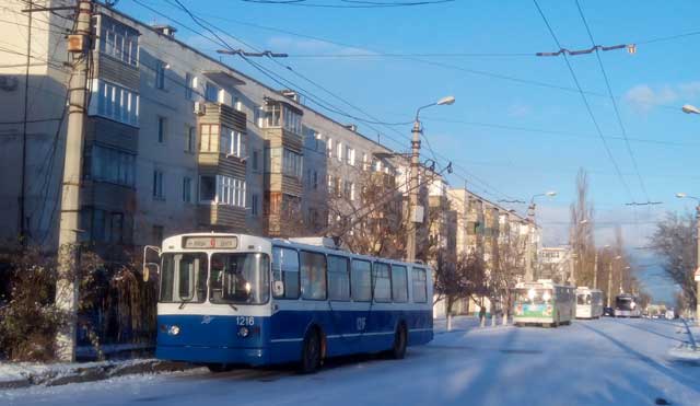 А на проспекте Победы троллейбусы не могут подняться вгору до конечной остановки и в районе «Виктории» образовался целый караван электротранспорта. На остановках очень много людей, а маршрутки ходят крайне редко и из-за гололеда едут очень медленно. В районе Воронцовского рынка уже случилось ДТП, а водители помогают друг другу выталкивать автомобили по накатанному снегу.