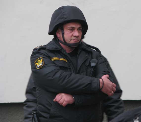 Но какого же было их удивление, когда сегодня в 7 утра к подъезду их дома подъехало несколько автомобилей, из которых вышли полностью экипированные, в бронежилетах и касках, приставы. Специально оборудованный автомобиль осуществлял техническую поддержку этой операции и в ближайшей округе была заблокирована мобильная связь.