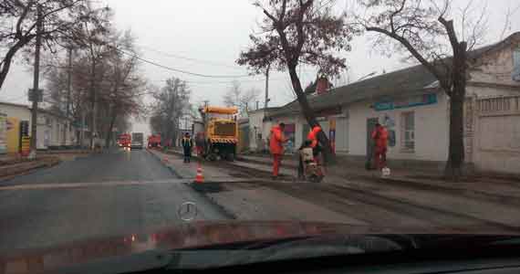 пользователи соцсетей выложили снимки укладываемого в дождь асфальта