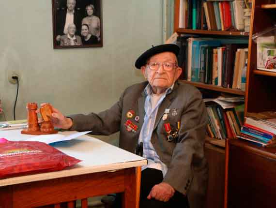 Ветеран Великой Отечественной войны, старейший юрист и правозащитник Севастополя Давид Ошерович Баруля отметил 105-летие