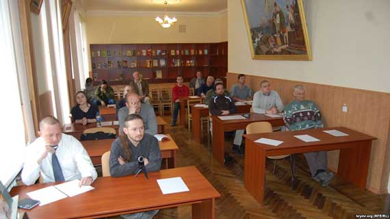 Группа историков и политологов, придерживающихся левых взглядов, провела 12 марта в Севастопольской морской библиотеке научно-просветительский семинар о российских революциях 1917 года и их уроках для нынешних России и Украины.