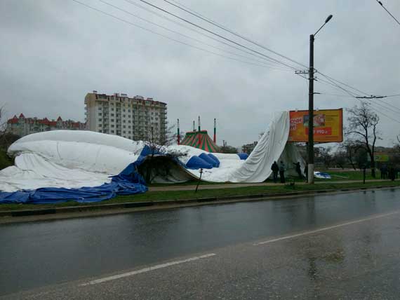 Установленный в тестовом режиме надувной шатер для катка в Загородной балке, похоже, не прошел испытаний севастопольской непогодой. Сегодня ночью огромная конструкция не выдержала напора штормового ветра и сдулась, порвав провода и обесточив прилегающий район.