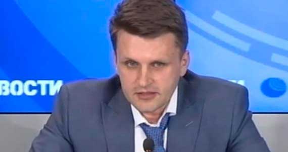 Алексей Алексеевич Астахов родился в Тульской области в 1971 году, в семье офицера. Окончил Коломенское высшее артиллерийское командное училище в 1993 году, Михайловскую военную артиллерийскую академию в Санкт-Петербурге, Академию народного хозяйства при президенте РФ. Служил на Балтийском флоте, занимал командно-штабные должности, затем службу продолжил в Москве, в Главном управлении кадров. Имеет достаточный опыт руководящей работы. Воспитывает сына.