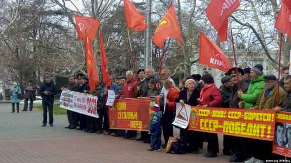 В Севастополе 17 марта прошел митинг за отставку российского правительства. Организовали протестное мероприятие коммунисты и движение «17 марта – За возрождение СССР». Власти города разрешили им провести митинг в центре города у Вечного огня.