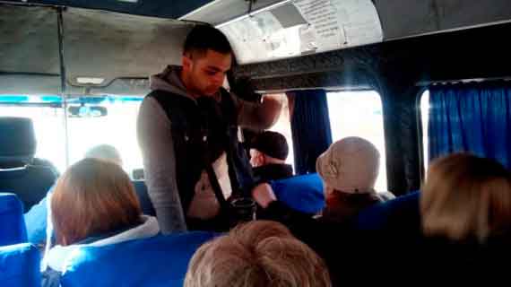 Попрошайки теперь разъезжают в общественном транспорте и выпрашивают деньги у пассажиров. А водители это не пресекают.