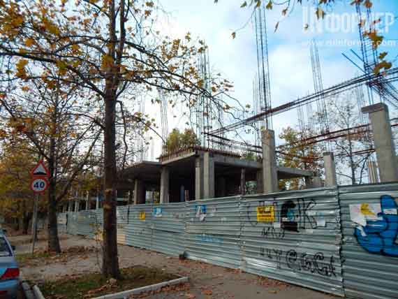 стройка у школы 22 в Севастополе