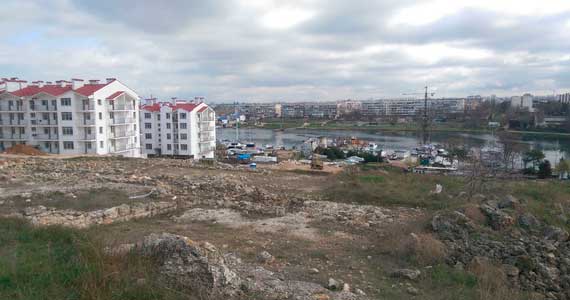 Покупатели апартаментов, незаконно выстроенных в Казачьей бухте, в конечном счете не просчитались: их ставку на способность Павла Лебедева «решить любой вопрос» в полной мере оправдал Дмитрий Овсянников. Многоквартирные самострои в районе хоры Херсонеса подчиненные врио губернатора попытаются легализовать на специальных слушаньях в мае.