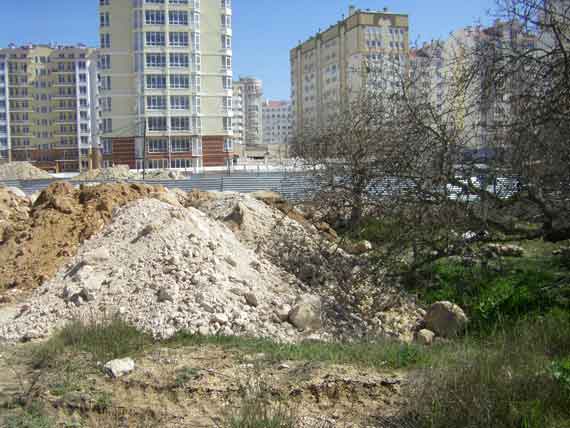 Месяц назад без огласки в районе ул. Челнокова-проспекта Античный началось строительство детского сада. Таинственность может показаться странной, ведь власти города не упускают момента попиариться на социальных проектах. Но этот объект особенный: работы ведутся прямо на развалинах хоры Херсонеса, на античной дороге.