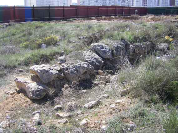 При этом за забором стройплощадки невооруженным глазом видны остатки кладки — явно многовековой давности.