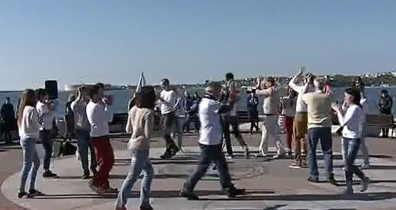 В субботу в центре Севастополя танцевали сальсу. Это не просто танец. Это целое движение, в которое вовлечено огромное количество людей по всему миру. 1 апреля принять участие во всемирном флешмобе в честь любимого танца у солнечных часов на Приморском бульваре собрались более полусотни исполнителей.