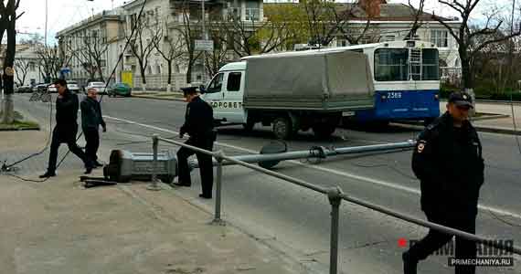Сегодня в Севастополе на площади Ушакова рухнули сразу три стальные опоры троллейбусных линий