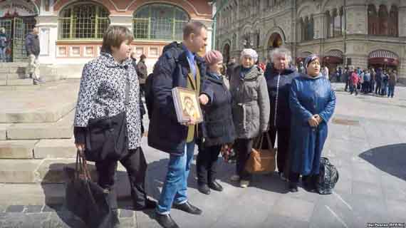 В Москве на Красной площади российская полиция задержала в субботу, 13 мая, двух активистов из Татарстана, которые собирались вручить президенту России Владимиру Путину икону Казанской Божьей Матери