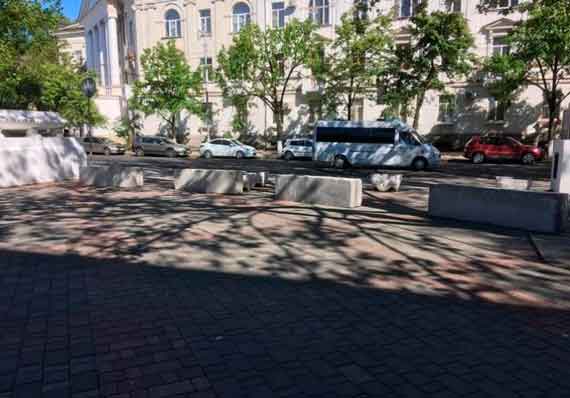 В центре городе возле театра имени А. В. Луначарского установили каменные блоки, загородившие проезд транспорта. Ранее в этом месте севастопольцы и гости города оставляли свои автомобили, но теперь парковаться станет невозможно.
