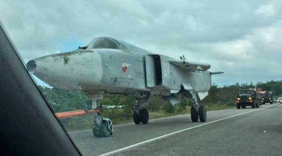 На дорогах города-героя все чаще замечают военную технику. Недавно на севастопольской трассе был замечен едущий вертолет. Теперь - военный самолет на Николаевской трассе.