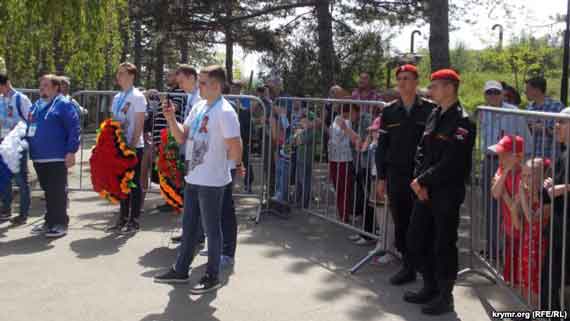 В Севастополе в субботу 6 мая прошла традиционная реконструкция штурма Сапун-горы 1944 года. По сравнению с прошлыми годами, сейчас на мероприятии присутствовало мало людей