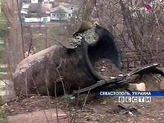 в бухте Севастополя. Пиротехники  идентифицировали находку как немецкую авиационную донную неконтактную мину типа «LMB» времен Великой Отечественной войны