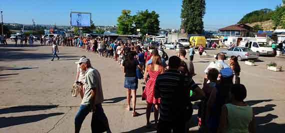 Утренняя очередь севастопольцев, которые хотят уехать в центр города