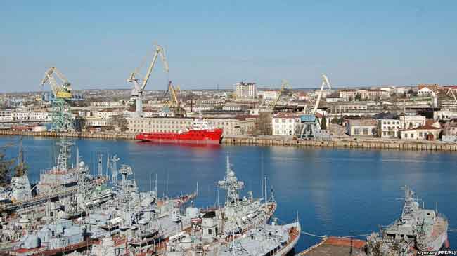 Вид на Севастопольский морской завод, 30 июня 2017 года