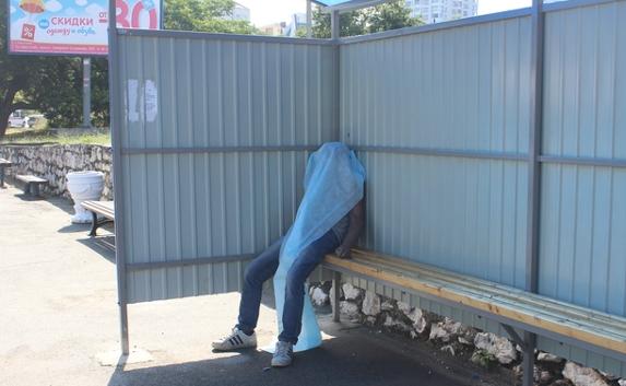 на остановке общественного транспорта в Севастополе был найден труп приезжего мужчины. Смерть наступила вследствие сердечного приступа.