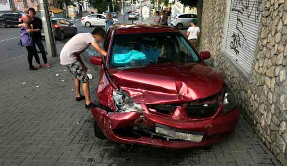  Автомобиль Mitsubishi Lancer выехал на тротуар