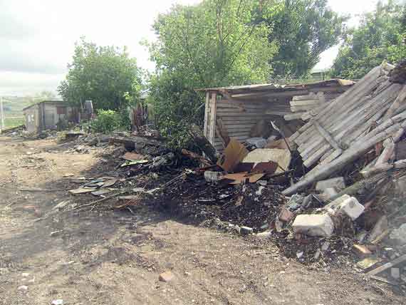 В Балаклаве по ул. Благодатной, д.1 нынешней зимой появилась довольно крутая женщина и заявила, что это её частная территория, и те гаражи, которые здесь находятся, подлежат сносу. Владельцы гаражей пытались сопротивляться