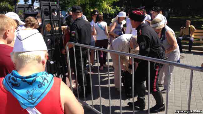 Пропуск через рамки на День ВМФ в Севастополе