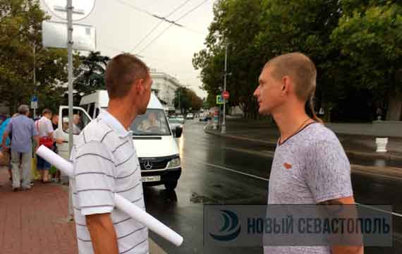 Неизвестные молодые люди спортивного вида появились рядом с одиночными пикетами севастопольцев в центре города. Они стоят со свернутыми транспарантами и избегают разговоров с представителями СМИ