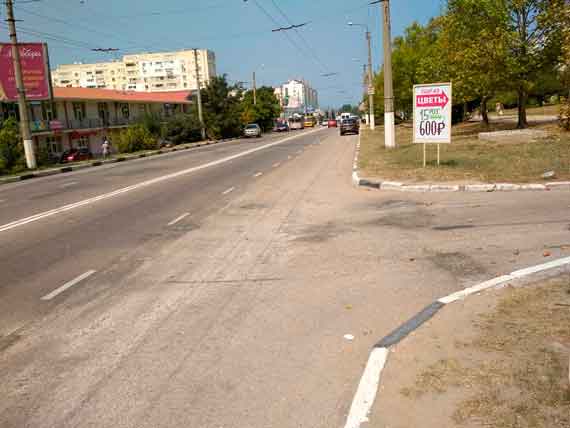 Смысл такого нововведения водителям не совсем понятен. В спальном районе, где проживают десятки тысяч людей, ограничивать въезд во двор со встречной полосы по меньшей мере неразумно.