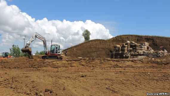 Под плитами в более раннем саркофаге обнаружили предметы инвентаря и объекты погребально-поминальных культов. В итоге чиновники решили курган закопать. Дорогу к Крымскому мосту пустят прямо по нему