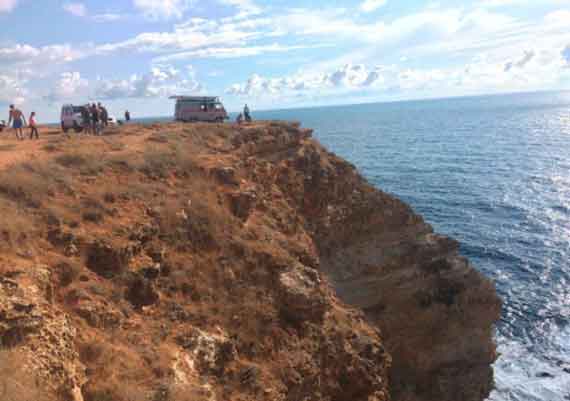 автомобиль сорвался с обрыва в море