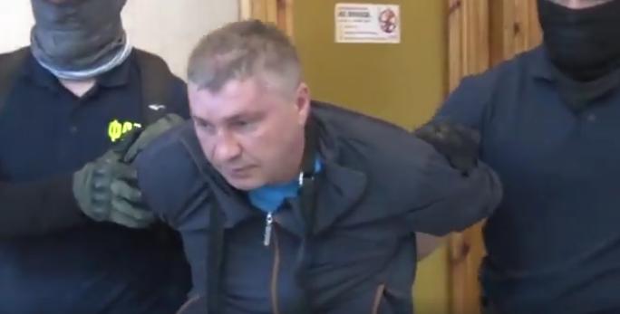 Российский телеканал РЕН ТВ показал оперативное видео задержания в Крыму российского военнослужащего Дмитрия Долгополова и его подруги - гражданки Анны Сухановой.