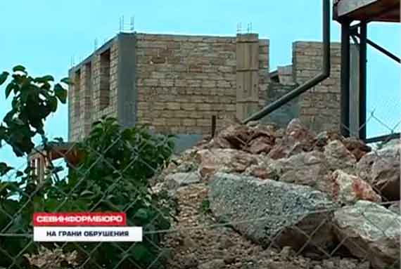 Десятки домов по улице Пограничной в Балаклаве могут обрушиться из-за строительства коттеджей, начавшегося в оползневой зоне