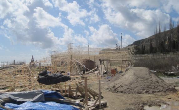 Житель Москвы строит в Крыму огромный исторический корабль