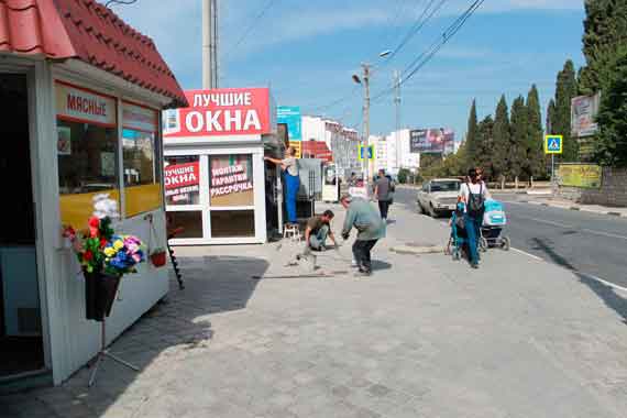 Рабочие, нанятые руководством рынка, уже начали сверлить посреди тротуара дырки для будущего забора