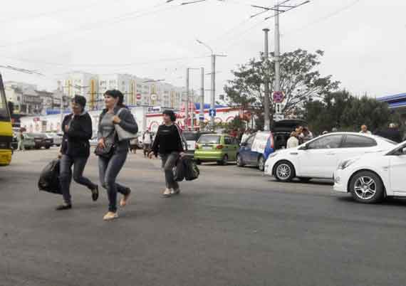 пешеходы перебегают дорогу в неположенном месте